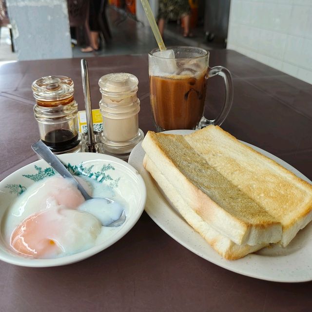 聚明彎茶店吃招聘吐司