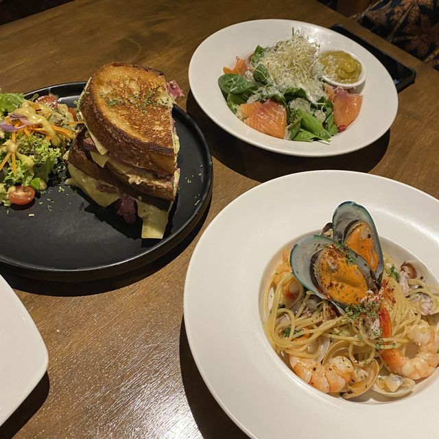 Instaworthy brunch spot with good food!