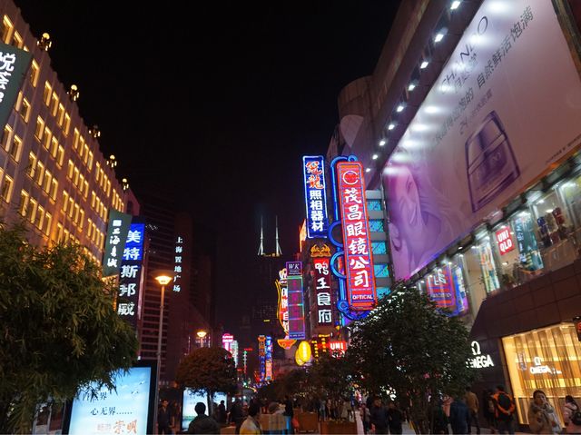 상해의 화려한 밤거리 난징동루✨