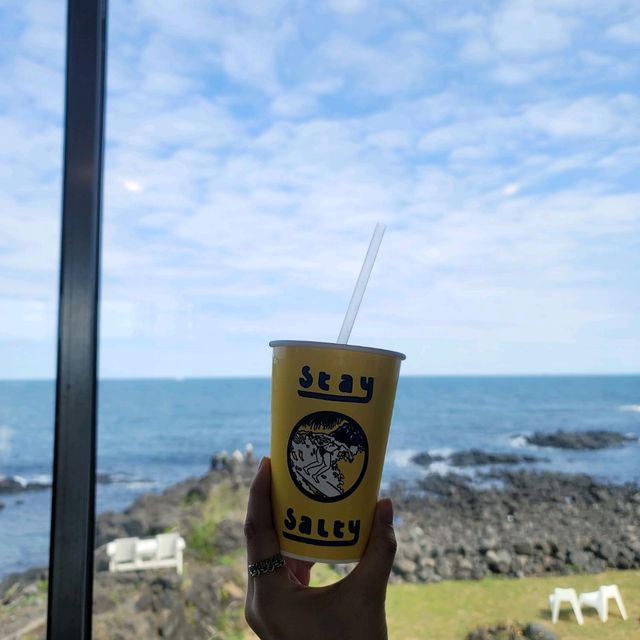 힙한 실내와 반전되는 오션뷰 애월카페 레이지펌프🏝