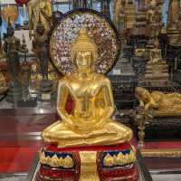 バンコク ワット・パクナム 凄く大きい黄金の大仏様が神々しい。