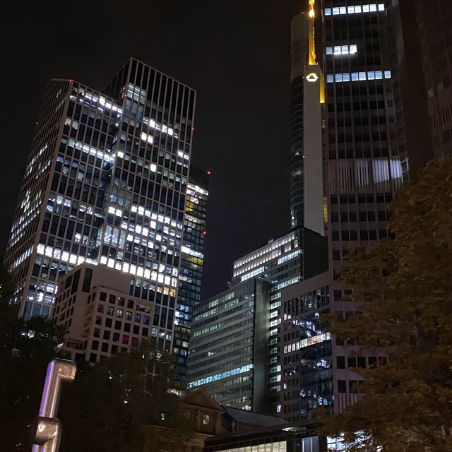 앞에서 사진을 찍으면 돈이 들어온다는 유럽 경제의 상징, 유로타워💶