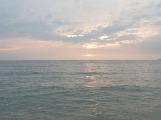 โรงแรม Renaissance Pattaya Resort & Spa 