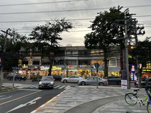 เดินถนนบรรทัดทองตามล่าหาของกินอร่อย 🍽️