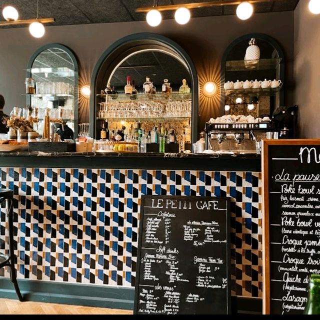 COZY CAFE IN BORDEAUX.