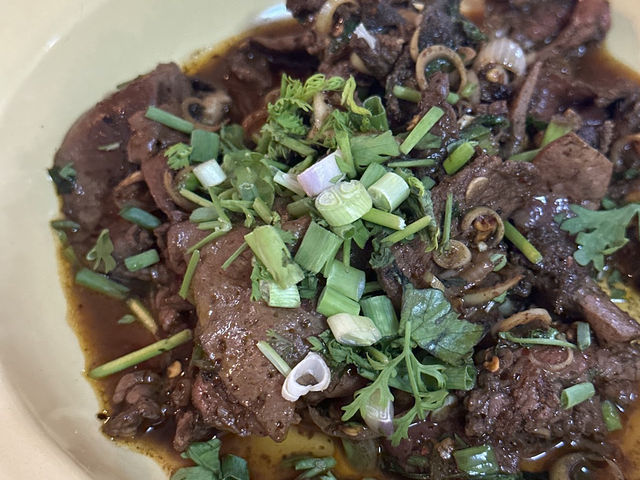 “ร้านลาบลุงรบ” ร้านอร่อยใกล้วัดพระนั่งดิน