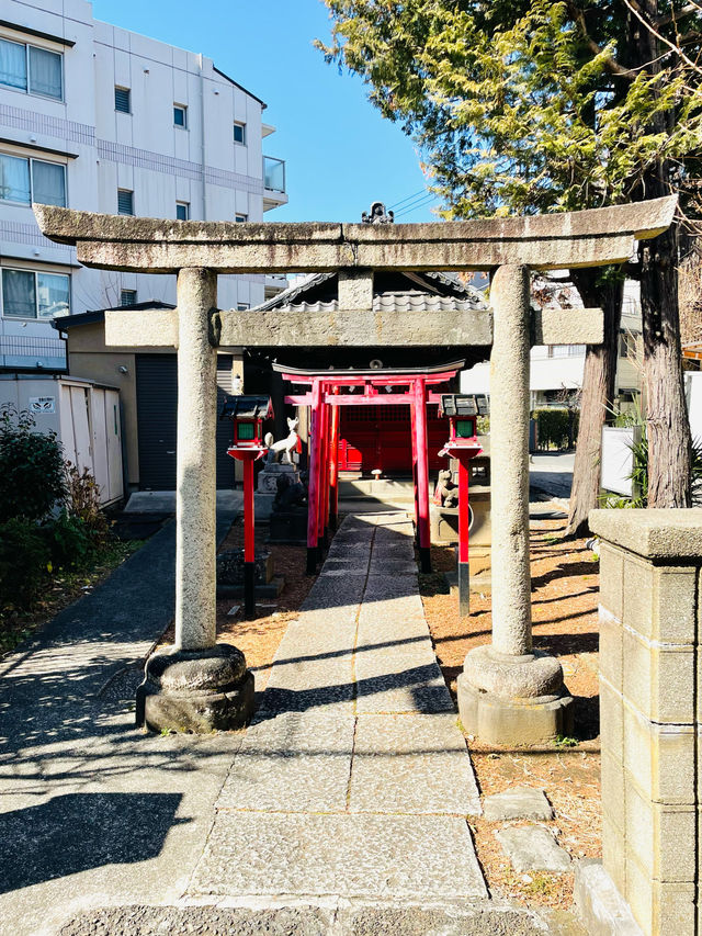【田中稲荷神社/東京都】尻尾の太く可愛いらしい狐像がお出迎え