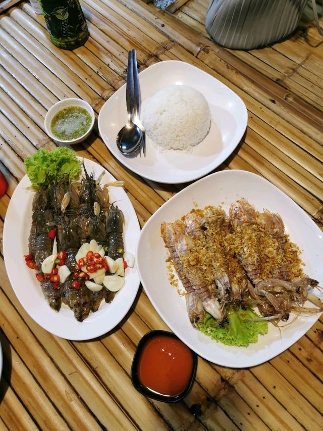 ครัวเจ๊น้อง & ช่างยุ้ย บางแสน 