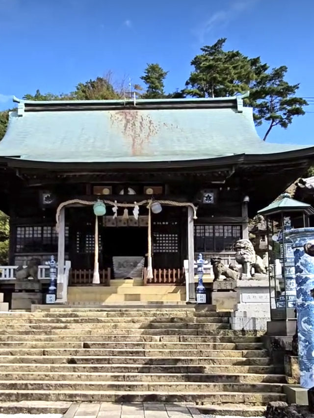 【佐賀観光】有田焼の鳥居が目を引く⛩運が良ければ鳥居の前を通る電車を見られるかも🚃