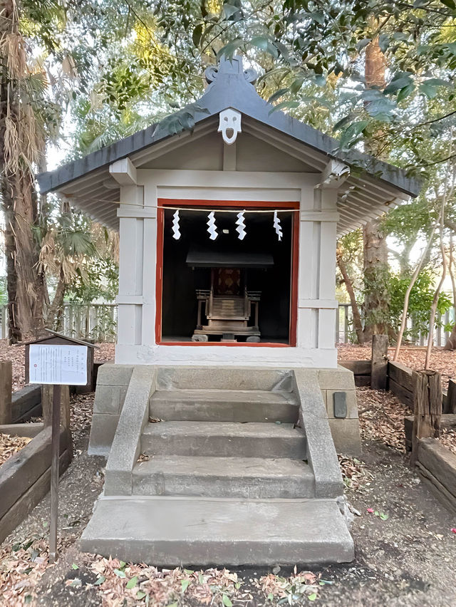 【小金井神社/東京都】緑生い茂る境内に石臼塚と弓道場