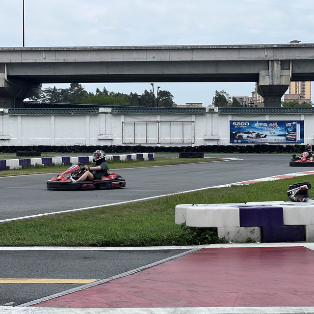 270cc．四衝程卡丁車．時速可達75 km/h