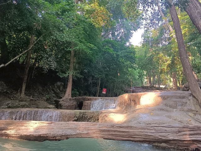 แช่น้ำเย็นๆ ที่น้ำตกเอราวัณ