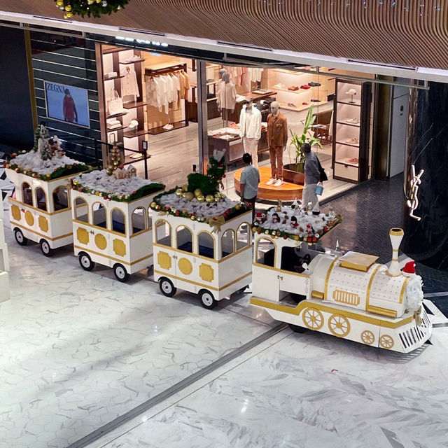 Newly renovated family friendly shopping mall!