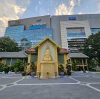 วัดปทุมวนารามราชวรวิหาร วัดกลางใจเมือง