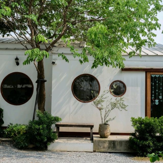 บ้านสวนรอยจรัล: คาเฟ่มินิมอลสุดโฮมมี่ในอยุธยา