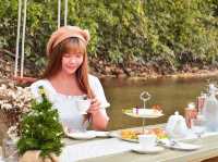 นั่งจิบชายามบ่ายริมลำธาร