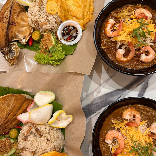 Kuching Adventures: Riverfront Strolls and Seafood Delights!