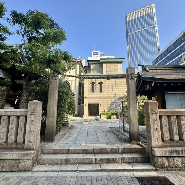 繁華街のど真ん中にある三宮神社。