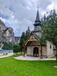 阿爾卑斯山的珍珠，東多洛米蒂的絕美景點：布萊埃斯湖 Lago di Braies