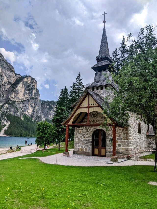 阿爾卑斯山的珍珠，東多洛米蒂的絕美景點：布萊埃斯湖 Lago di Braies