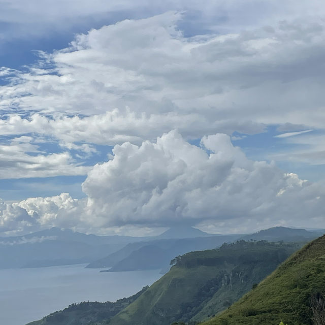 토바 호수 (lake Toba)의 매력에 빠져보세요!