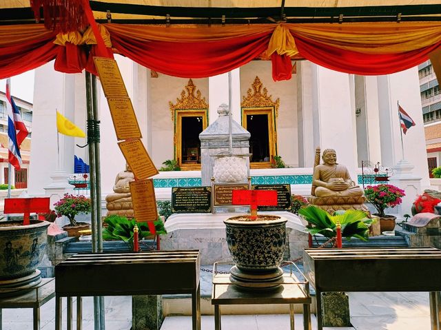泰國曼谷皇家古跡寺廟景點:Wat Nang Nong，白色莊嚴肅穆建築，適合打卡拍照📸