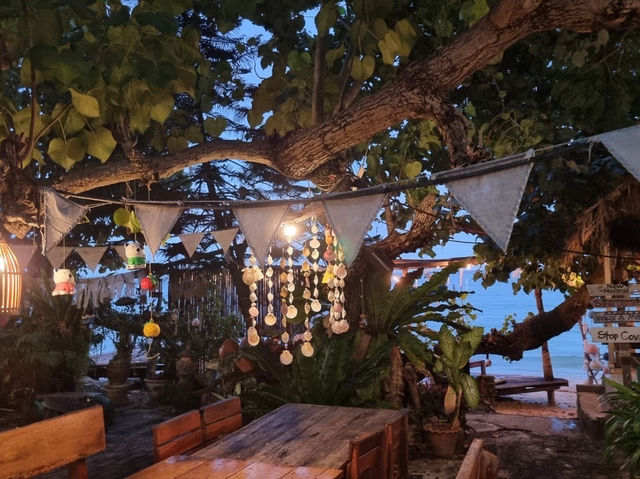 Apache Pier Restaurant อ่าวลุงดำ เกาะเสม็ด