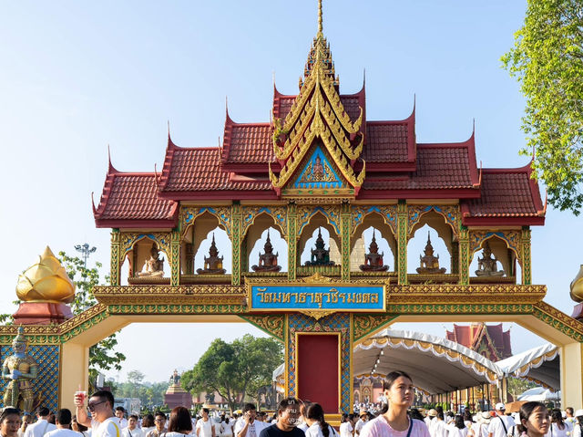 กราบขอพร วัดมหาธาตุวชิรมงคล