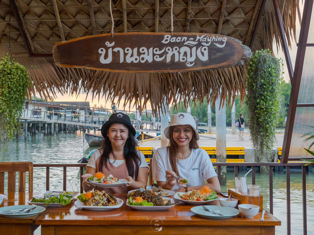 ร้านอาหารซีฟู้ดบนกะชังในเมืองกระบี่ 