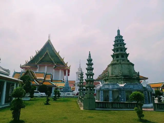 泰國曼谷湄南河老區村落皇家古寺廟一日遊行程，著名古寺廟：甘拉耶納密佛寺，適合拍照📸打卡