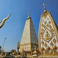 ไหว้พระทำบุญ พระธาตุหนองบัวแห่งเมืองอุบล