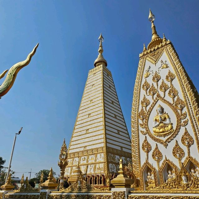 ไหว้พระทำบุญ พระธาตุหนองบัวแห่งเมืองอุบล