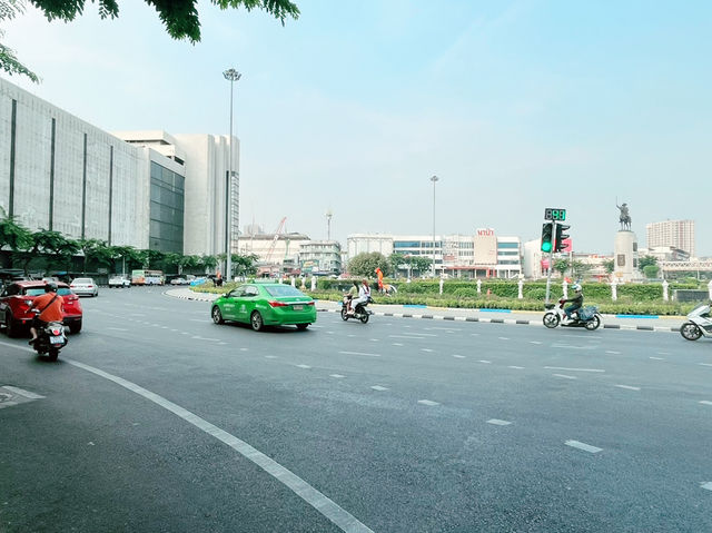 泰國曼谷歷史紀念碑公園推薦：Wongwian Yai วงเวียนใหญ่塔克辛紀念碑公園。適合拍照打卡遊玩、了解歷史