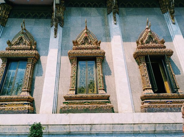 泰國曼谷市中心著名地標性寺廟景點：印卓威漢寺，十四世紀古跡寺廟，32米高金色雕像，適合打卡拍照📸冥想