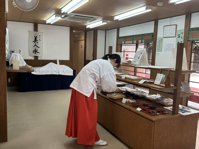 四季變幻中的靈性之旅：探訪京都賀茂御祖神社與其季節御守