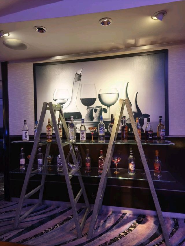 有桌球玩及飛鏢機的酒店酒吧
