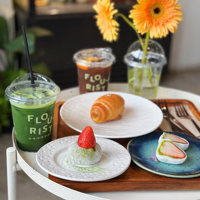 Flourist bakehouse 🍵🍓🌳🌼🪑🍂