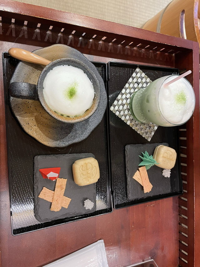 【京都🏵️嵐山】お花を浮かべる足湯カフェで癒される♡