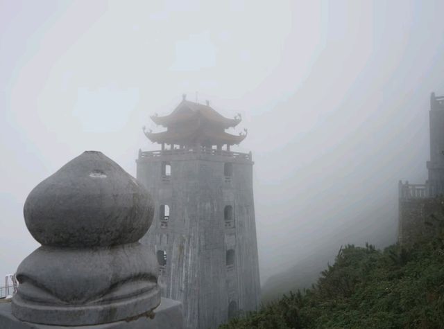Fansipan 3,143 m หลังคาแห่งอินโดจีน