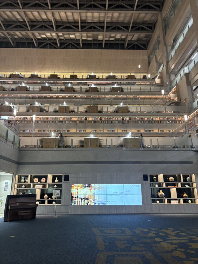 書香環山──一日漫遊政大達賢圖書館