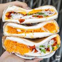 ขนมเบื้องแผ่นยักษ์ตอกไข่ในตำนานกว่า70ปี