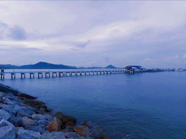 อ่าวดงตาล สัตหีบ หาดสวยน้ำใส ต้นตาลเรียงรายสวยงาม