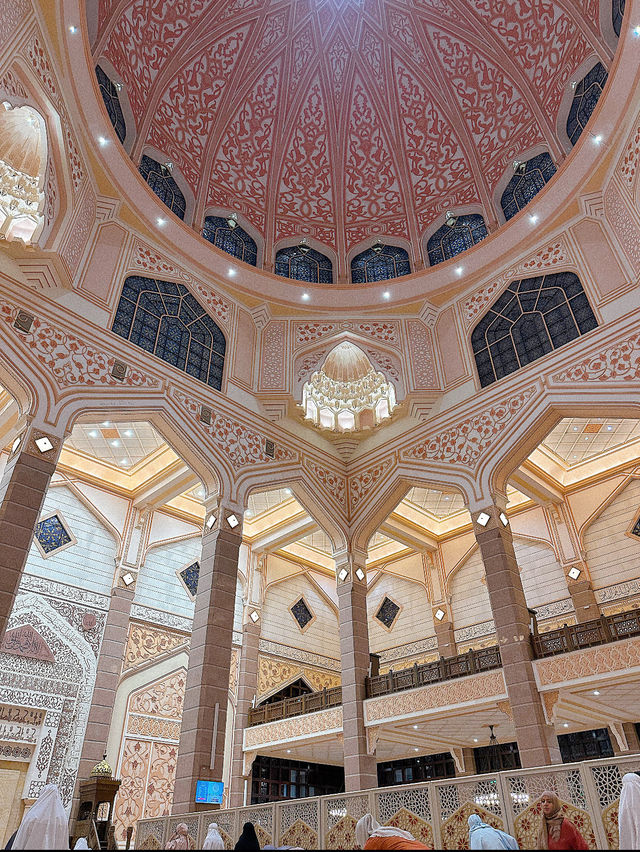 A Touch of Pink, A Moment of Peace – Putrajaya’s Iconic Gem