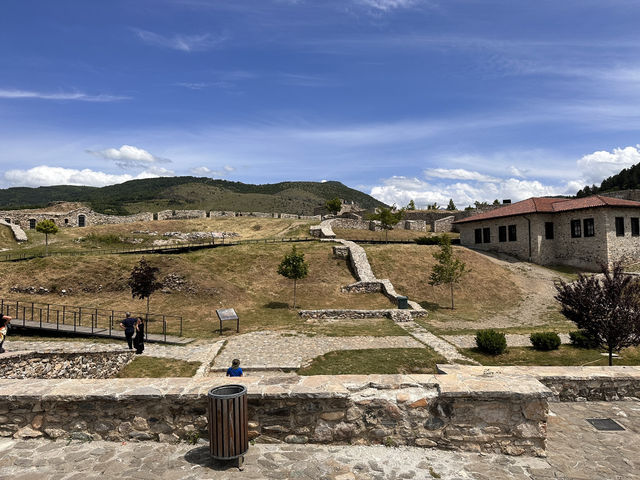 【Prizren｜中世の街並みと絶景が残るコソボ第2の都市】  城壁からの眺めと、偶然出会った虹の奇跡