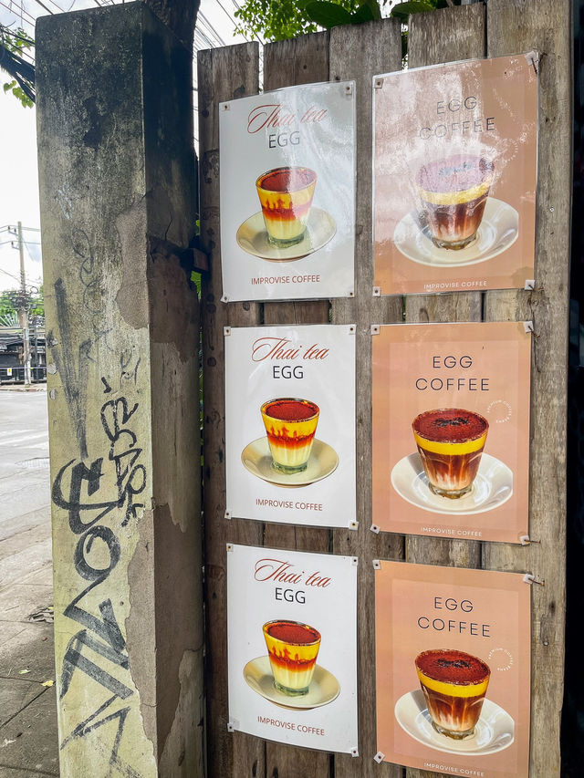 ร้านขายกาแฟเดอตี้ไข่ หน้าแผงขายไข่ไก่สด