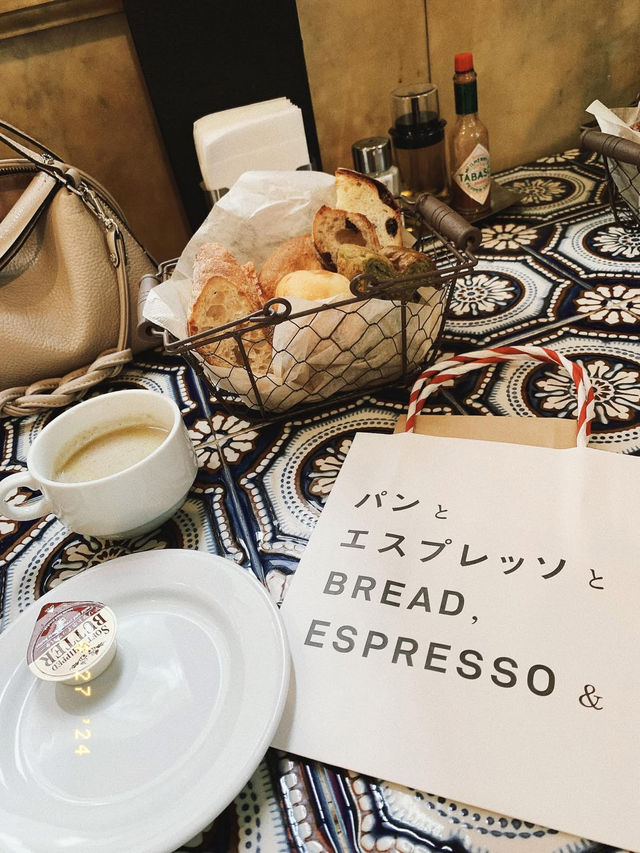 日本大阪　築100年の元銀行でカフェタイムを
