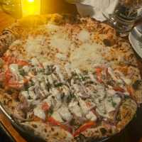 人氣正宗意大利Pizza，巨型烤爐是賣點