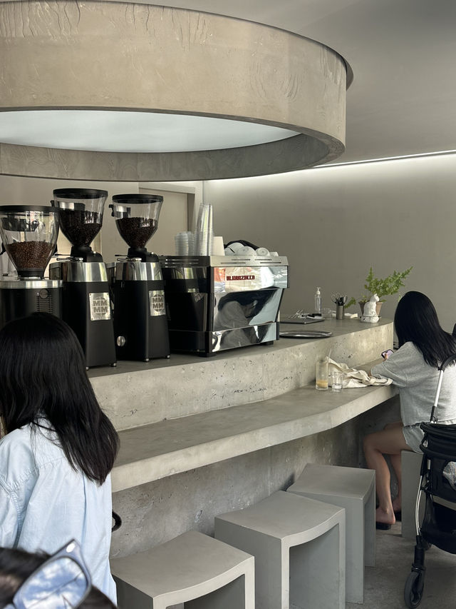 미니멀 모던 감성 제대로☕️ 성수 카페 아이아이알