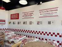 【Five Guys｜アメリカ発！選べるトッピングで自分だけの最強バーガー🍔】