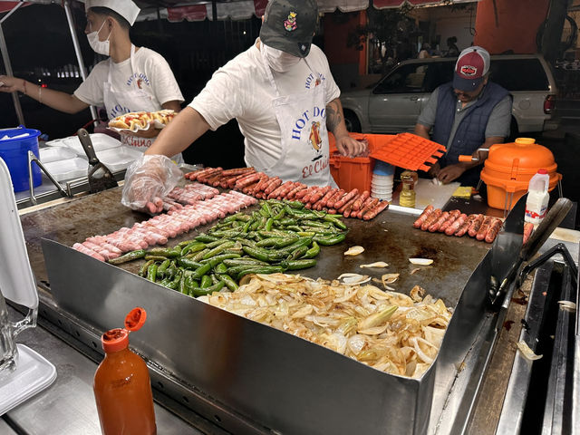 【Hot Dogs El Chino｜深夜に食べる、チーズたっぷり“全部のせ”ホットドッグ🌭】